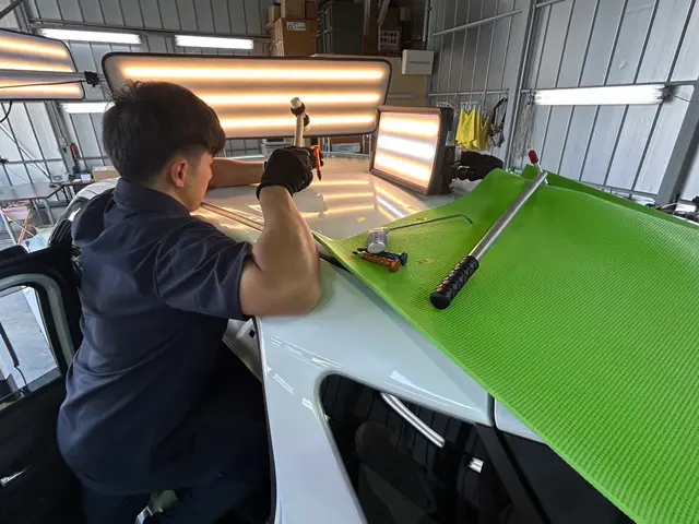 魔法のように愛車の凹みを修復！時間外エリア外も相談可！自社スタッフによる丁寧作業サービスの画像