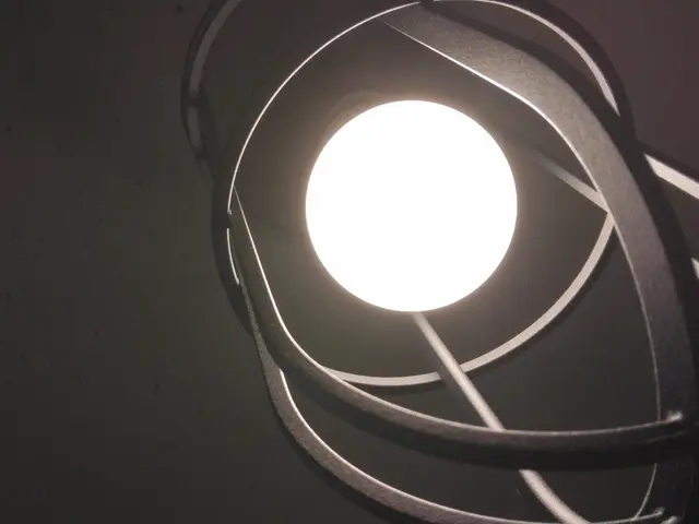 高いところの電球交換いたします。第一種電気工事士が対応いたします。サービスの画像
