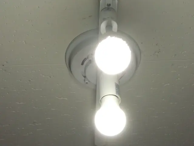 高いところの電球交換いたします。第一種電気工事士が対応いたします。サービスの画像