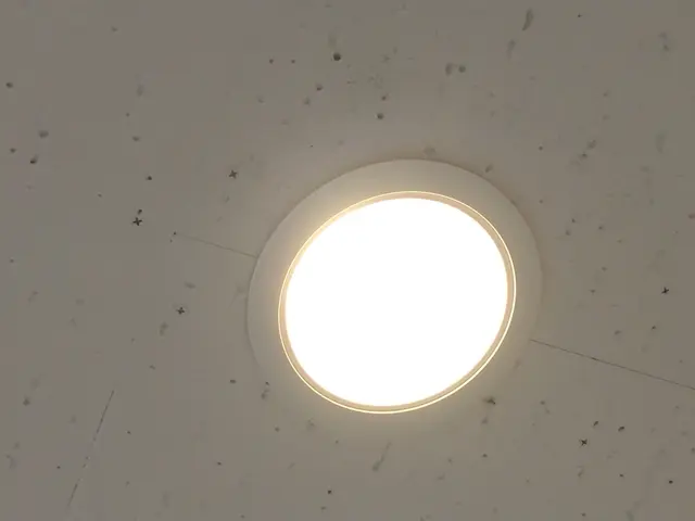 高いところの電球交換いたします。第一種電気工事士が対応いたします。サービスの画像