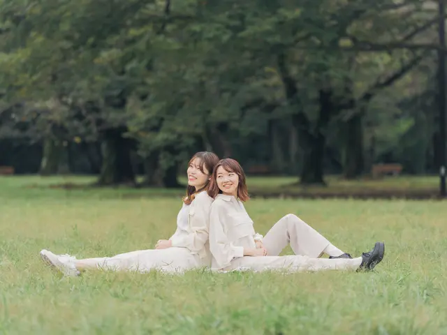 【写真厳選&プロのナチュラルレタッチ込み】美肌、シワ消し、歯ホワイトサービスの画像