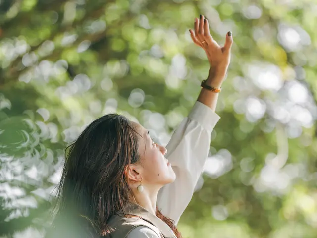 【写真厳選&プロのナチュラルレタッチ込み】美肌、シワ消し、歯ホワイトサービスの画像