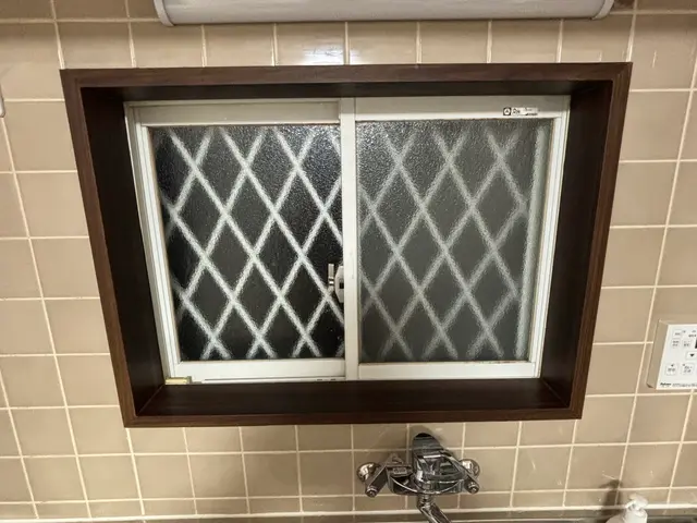 紫外線で傷ついた窓枠が新品のように！サービスの画像