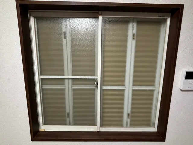 紫外線で傷ついた窓枠が新品のように！サービスの画像