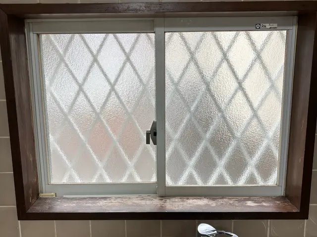 紫外線で傷ついた窓枠が新品のように！サービスの画像