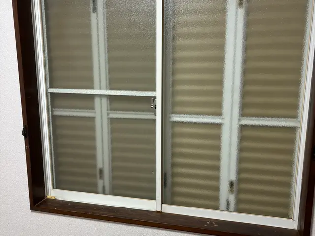 紫外線で傷ついた窓枠が新品のように！サービスの画像