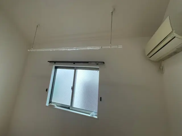 ホスクリーン(室内物干し)取り付けます。サービスの画像