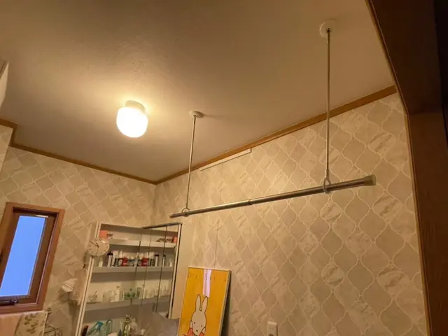 ホスクリーン(室内物干し)取り付けます。サービスの画像