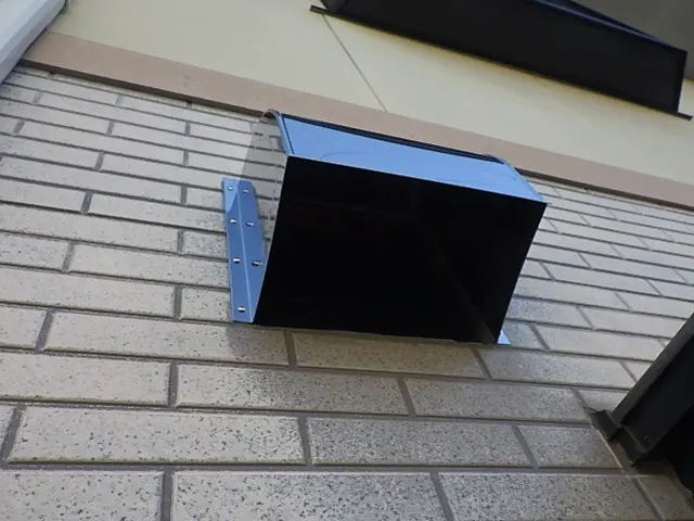 雨水が入り込まない様、コーキング処理もバッチリ、固定ビスもステンレスを使用しますサービスの画像