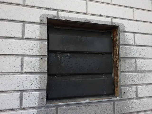 雨水が入り込まない様、コーキング処理もバッチリ、固定ビスもステンレスを使用しますサービスの画像