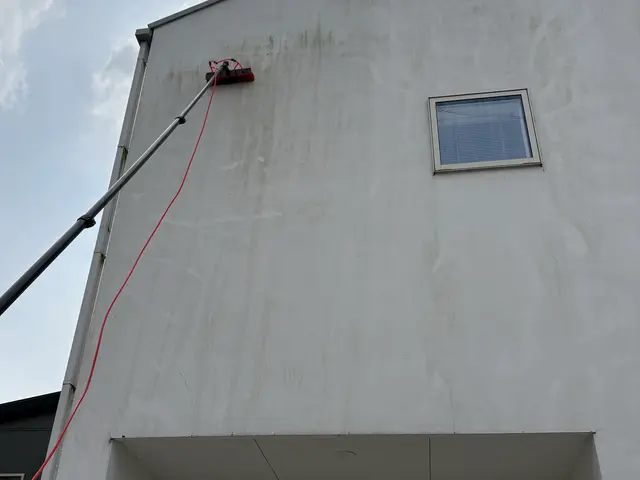 伸縮ブラシを使用で足場不要！見積もり可能！お気軽にお問合せ下さい！サービスの画像