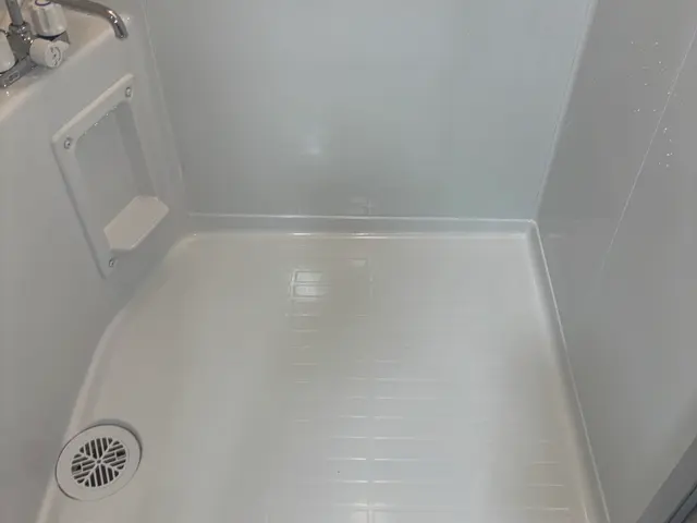 経験10年の熟練技術で浴槽を新品同様に甦らせる！10層以上の厚膜塗装で長持ちサービスの画像