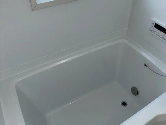 経験10年の熟練技術で浴槽を新品同様に甦らせる！10層以上の厚膜塗装で長持ちサービスの画像