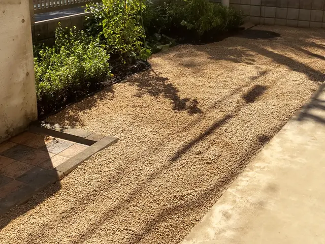 （砂利敷き工事）草でお困りではないでしょうか？サービスの画像