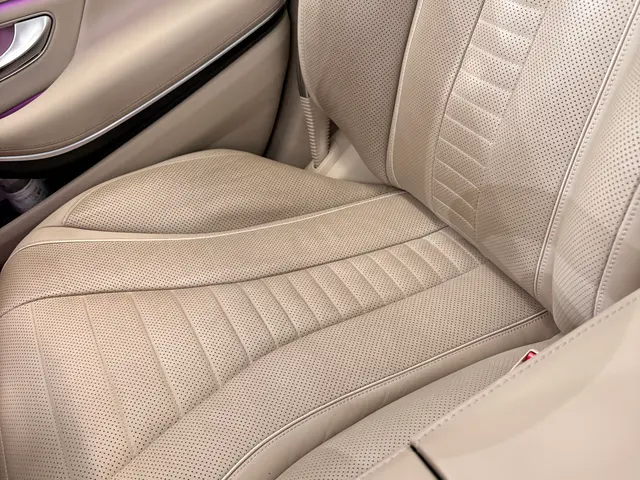 出張で車内クリーニングをいたします！汚れのご相談、料金はお気軽にお問い合わせくだサービスの画像