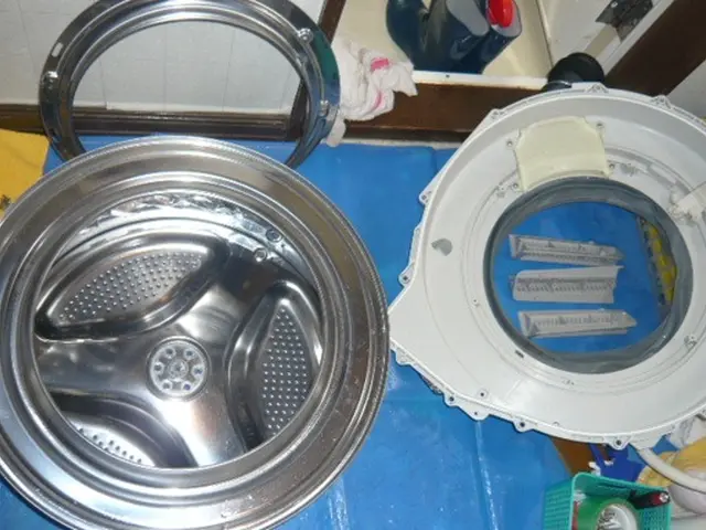 豊富な経験と高い技術力でドラム式洗濯機分解洗浄します。サービスの画像