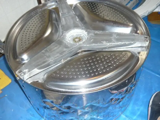 豊富な経験と高い技術力でドラム式洗濯機分解洗浄します。サービスの画像