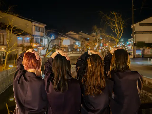 会社行事や同窓会もOK、集合写真と歓談スナップをバランスよく撮影