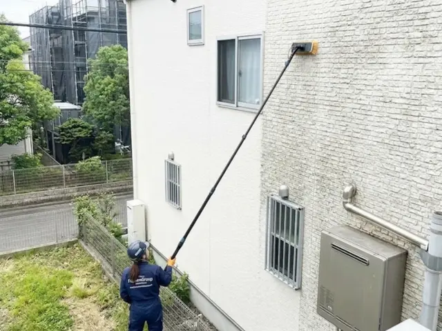 外壁クリーニング（黒ずみ・コケ・雨だれ洗浄）サービスの画像