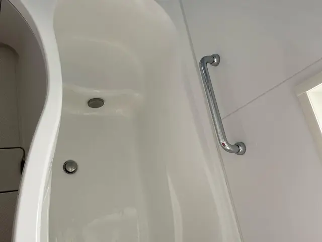 鳥取県、島根県を中心に対応中◎諦めてた鏡のウロコ落とせます！綺麗な浴室蘇ります！サービスの画像