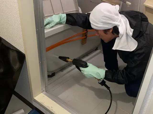 浴室やエプロン内部を高圧洗浄！鏡のウロコも機械研磨でプロの技術でリセット清掃！サービスの画像