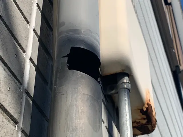 【雨樋掃除・修理清掃】雨樋の詰まり、高所も対応します。サービスの画像