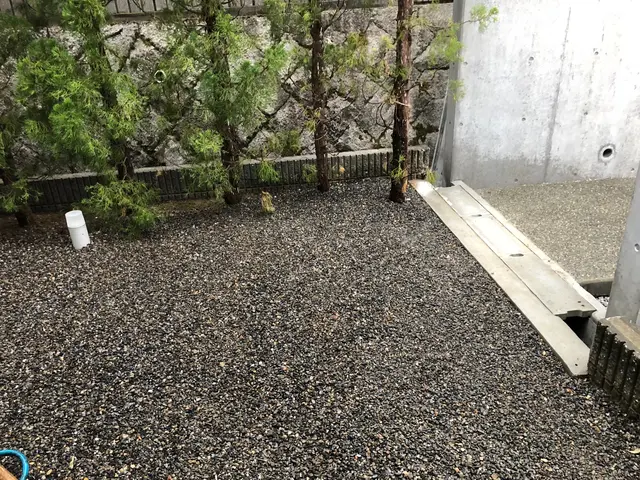 雑草のストレスを解決　★2月-5月は防草シートキャンペーン★除草剤散布無料サービスの画像