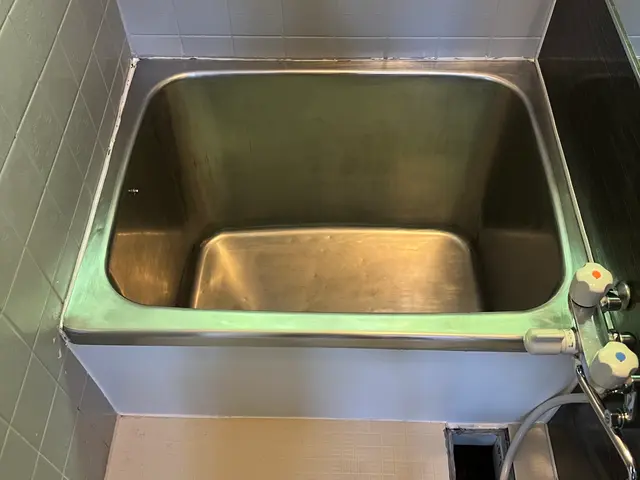 気になる色、汚れもピカピカ　浴槽塗装サービスの画像