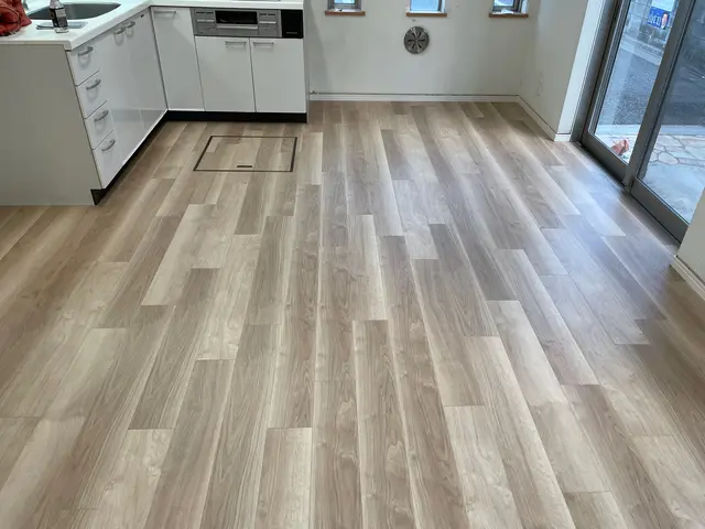 業界で話題の3mm木質床材ナオスフロアの上張り指定工事店年間5000平米超の実績サービスの画像