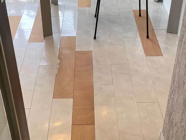 業界で話題の3mm木質床材ナオスフロアの上張り指定工事店年間5000平米超の実績サービスの画像