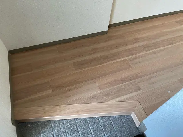 業界で話題の3mm木質床材ナオスフロアの上張り指定工事店年間5000平米超の実績サービスの画像