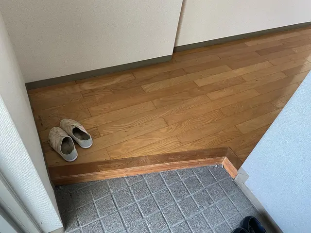 業界で話題の3mm木質床材ナオスフロアの上張り指定工事店年間5000平米超の実績サービスの画像