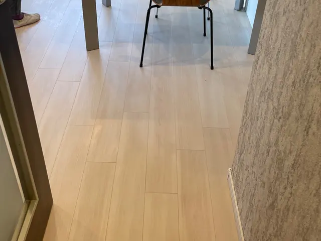 業界で話題の3mm木質床材ナオスフロアの上張り指定工事店年間5000平米超の実績サービスの画像