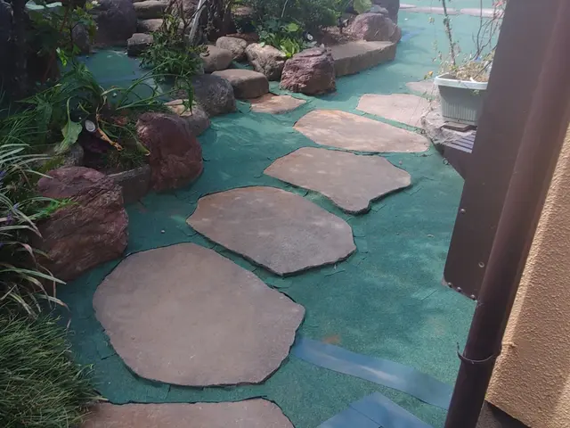 草刈りから防草シート施工まで、お引き受け可能です！お気軽にご相談下さいませ！！サービスの画像