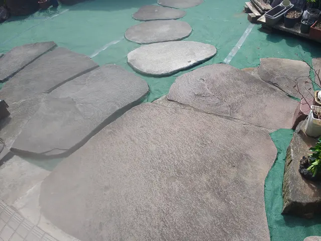 草刈りから防草シート施工まで、お引き受け可能です！お気軽にご相談下さいませ！！サービスの画像