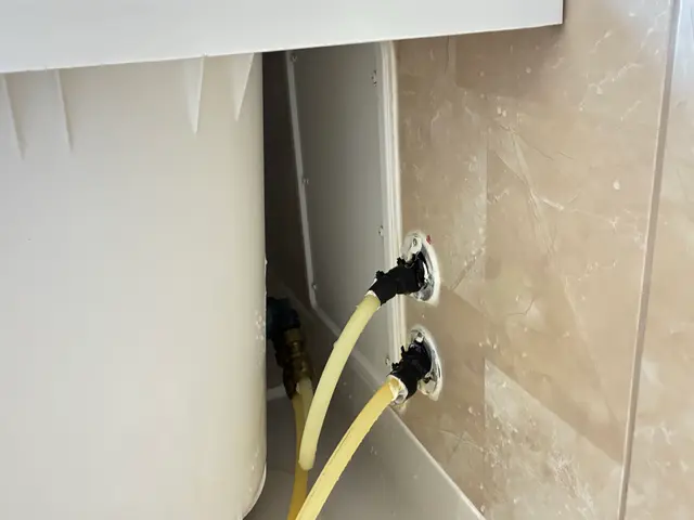 頑固なカビ・水垢・石鹼カスを徹底洗浄！エプロン内の高圧洗浄致します。サービスの画像