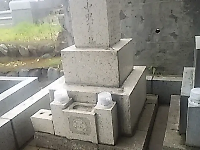 墓石洗浄をそこそこ汚れが落ちる程度に行います。    1基の価格です。サービスの画像