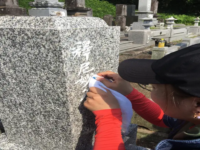 女性スタッフ同行可◎心を込めてお墓の汚れを綺麗にします。サービスの画像