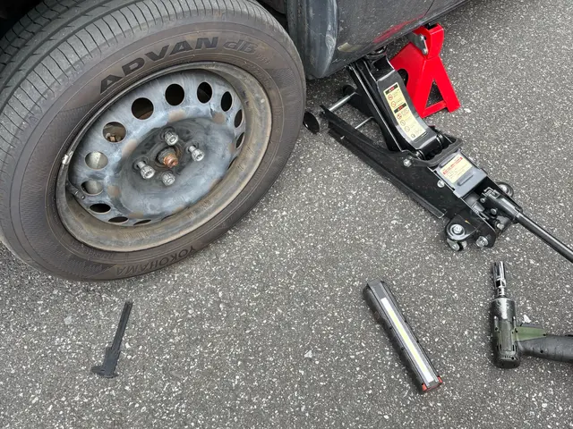 緊急対応可！出張タイヤ（ホイール付き）交換サービス！元ディーラー整備士が対応致しサービスの画像