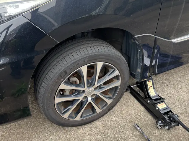 緊急対応可！出張タイヤ（ホイール付き）交換サービス！元ディーラー整備士が対応致しサービスの画像