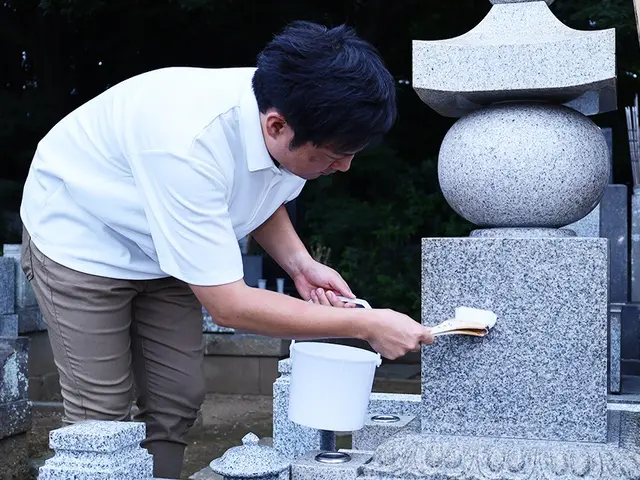 【お墓クリーニングの専門家】完全手磨きでお墓の汚れを綺麗にします◆年中無休サービスの画像