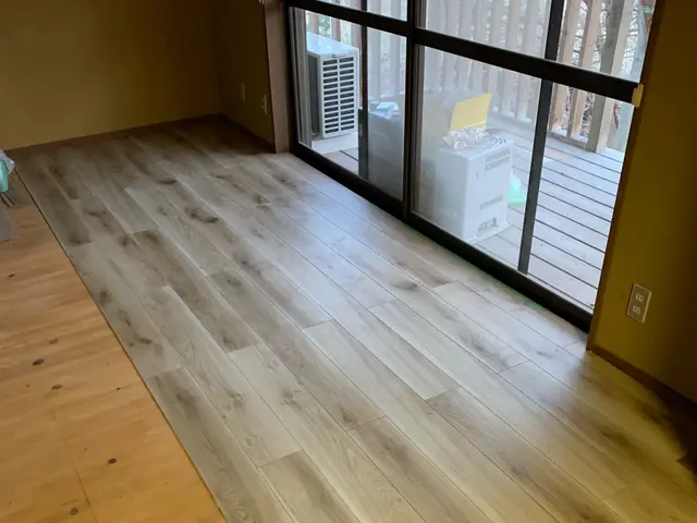 まずはご相談ください。フロアタイル上張りいたしますサービスの画像