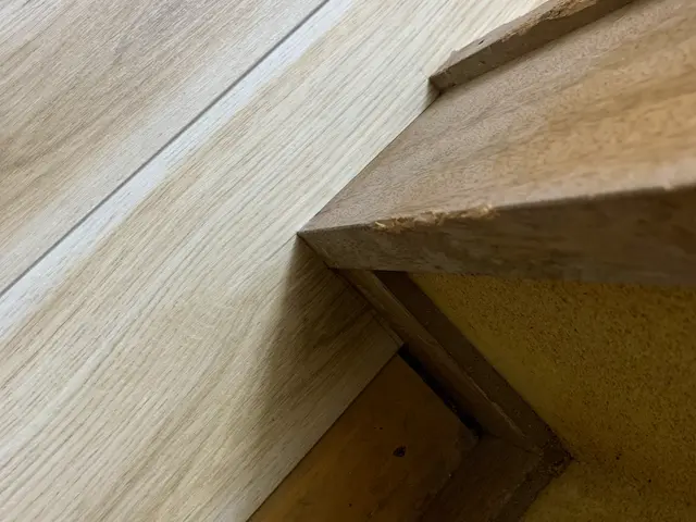 まずはご相談ください。フロアタイル上張りいたしますサービスの画像