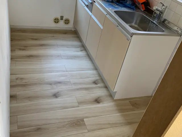 まずはご相談ください。フロアタイル上張りいたしますサービスの画像