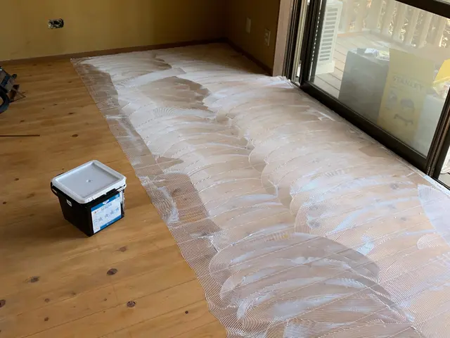 まずはご相談ください。フロアタイル上張りいたしますサービスの画像