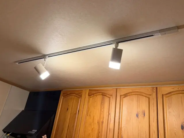 ライティングレールの取付けを行います。サービスの画像