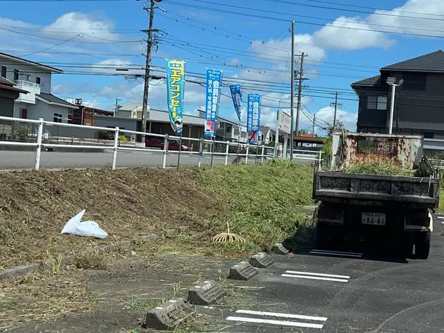 お庭の作業、伐採、抜根、除草サービスの画像