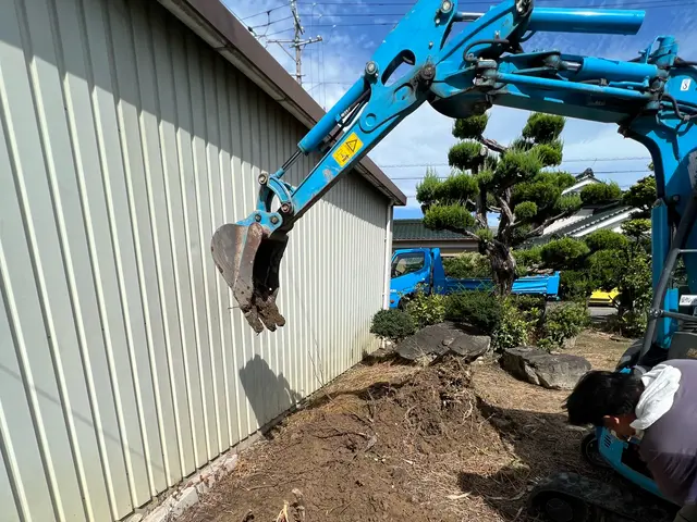 お庭の作業、伐採、抜根、除草サービスの画像