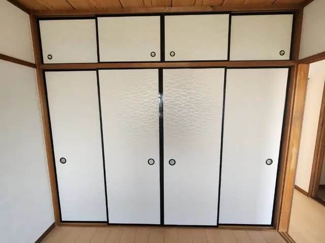 創業50年の信頼。当店は押入、天袋の裏紙は無料サービスで張り替え致します。サービスの画像