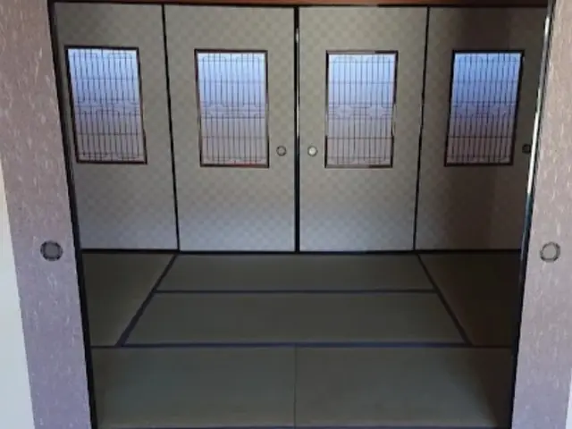 創業50年の信頼。当店は押入、天袋の裏紙は無料サービスで張り替え致します。サービスの画像